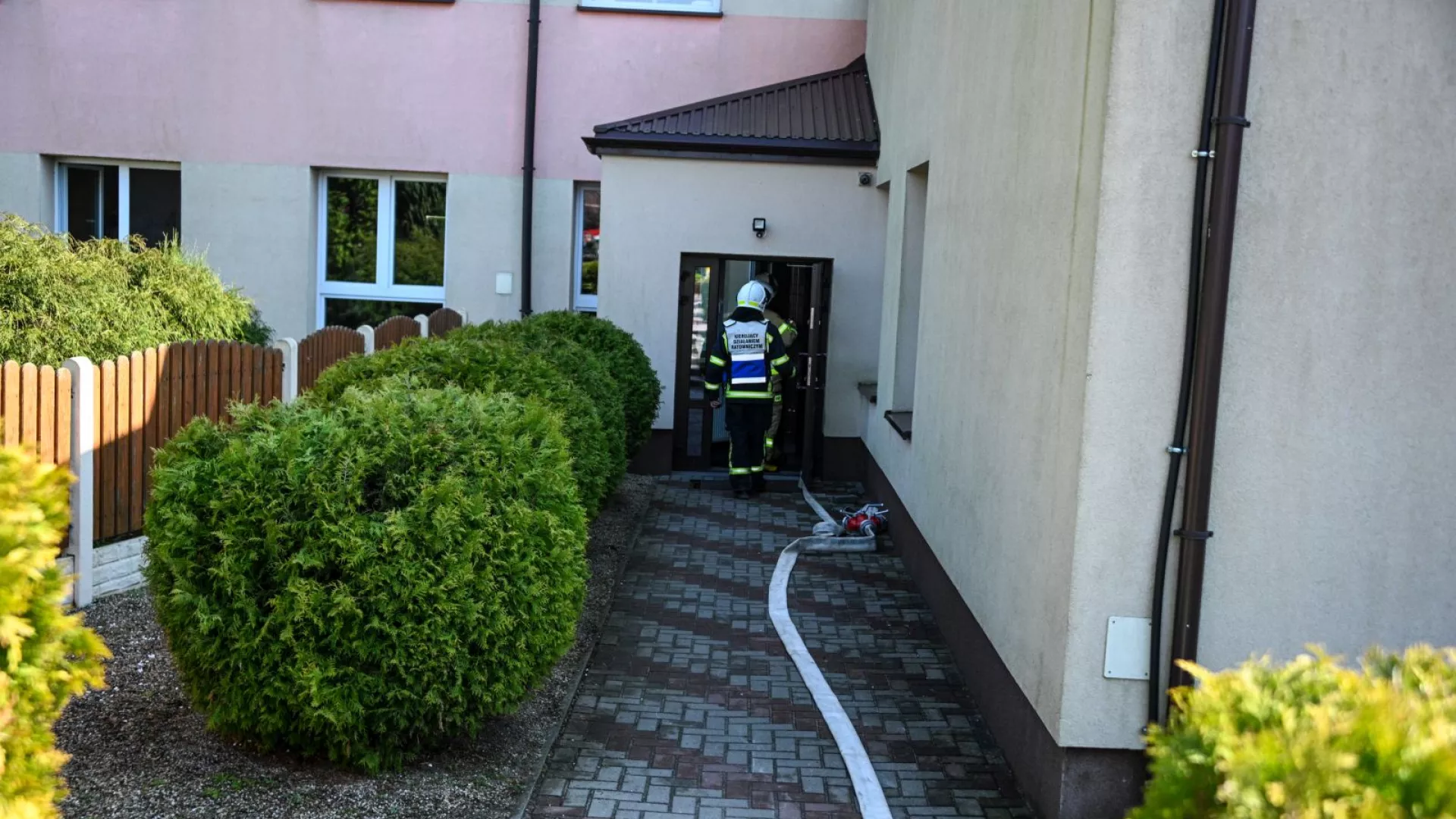Strażacy wchodzący do budynku ZS-P w Lipiu w celu przeszukania pomieszczeń