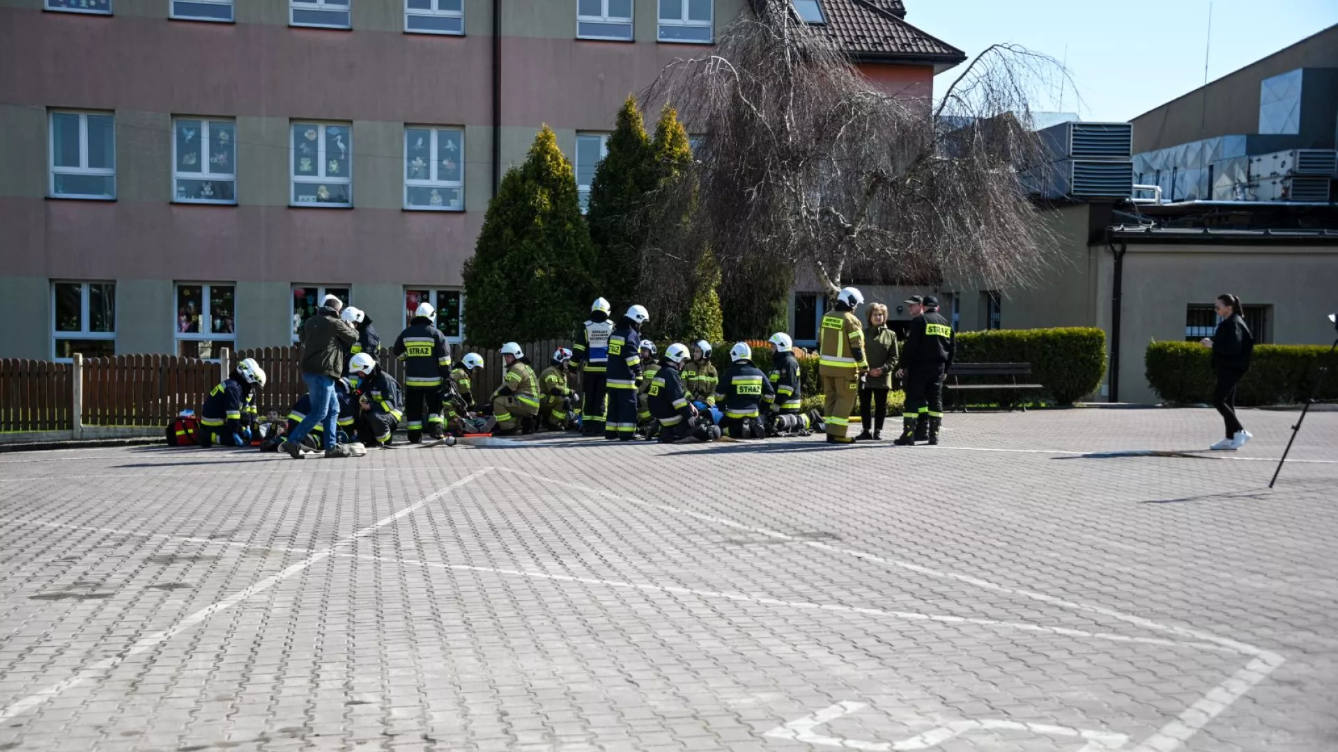 Strażacy udzielający pierwszej pomocy osobom poszkodowanym