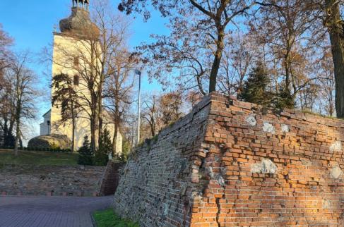 Kościół w Dankowie i fragmentu murów obronnych zamku w Dankowie