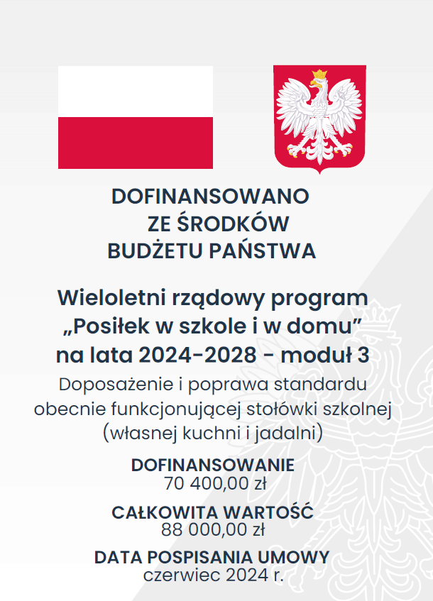Szara tablica informacyjna z flagą Polski oraz godłem Polski z nazwą zadania i krótkim opisem inwestycji. 