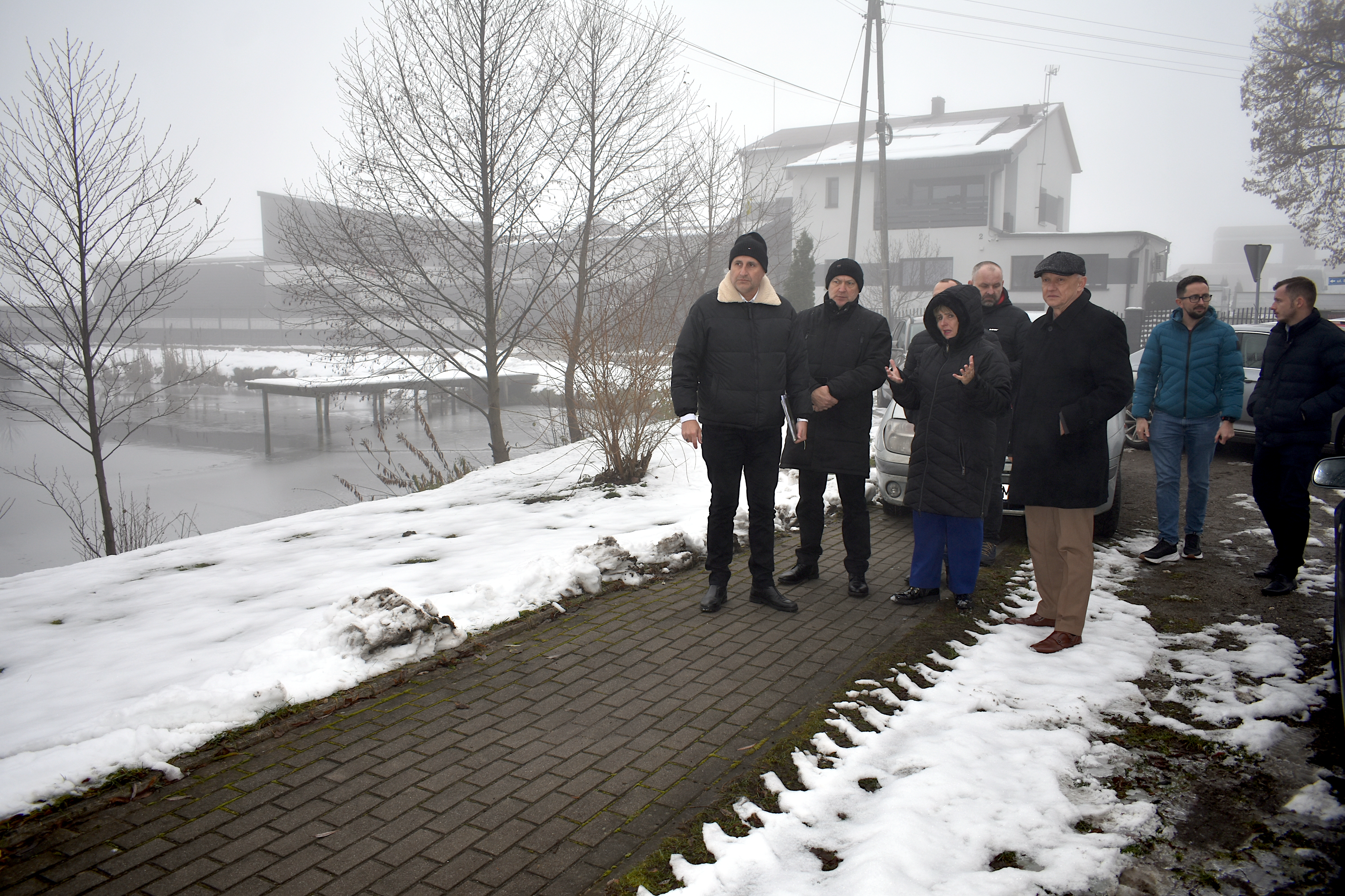   Uczestnicy spotkania omawiają w terenie kwestie związane z budową chodnika.