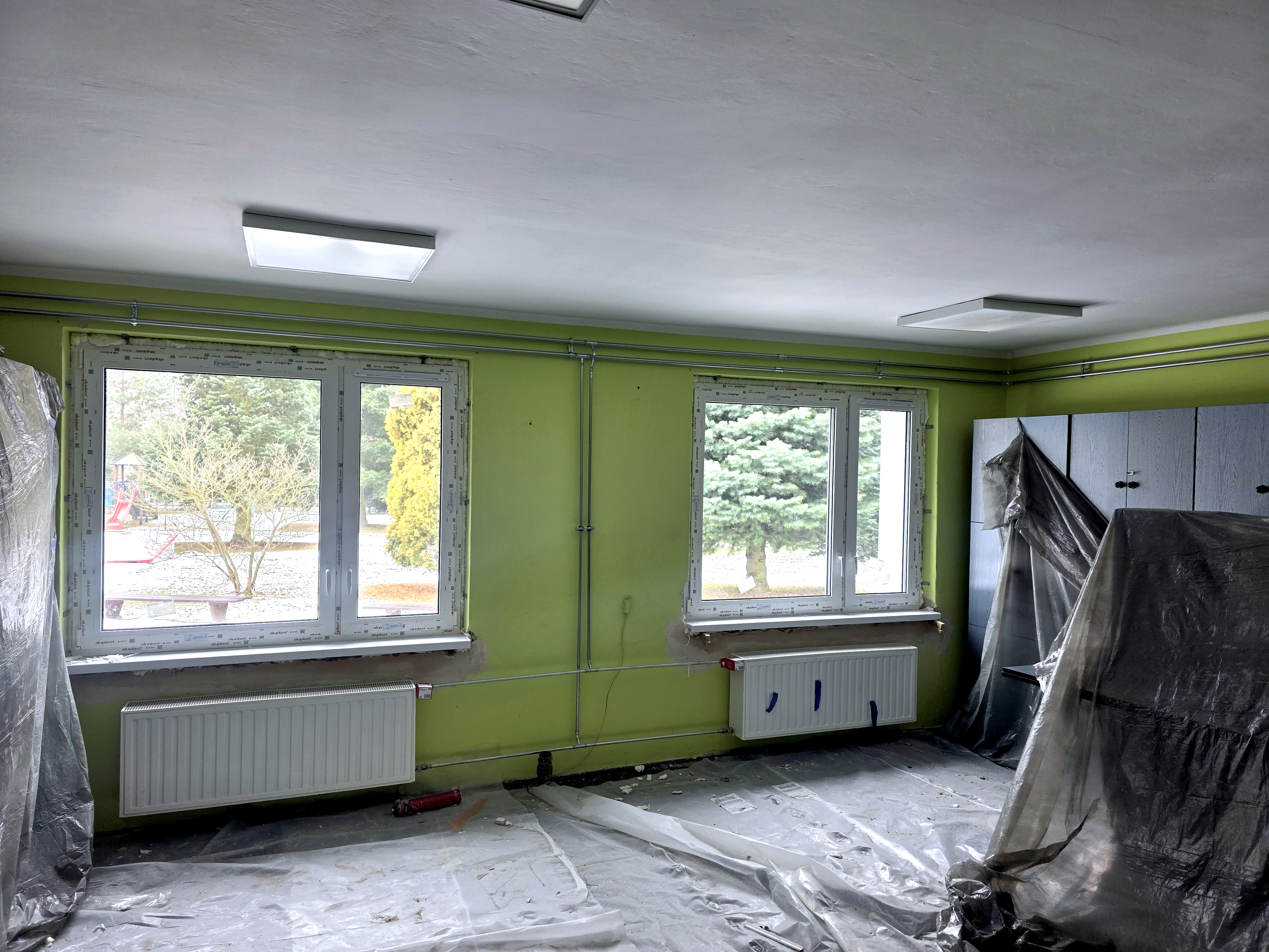 Pomieszczenie w szkole w Lindowie w trakcie remontu, z wymienionymi oknami.