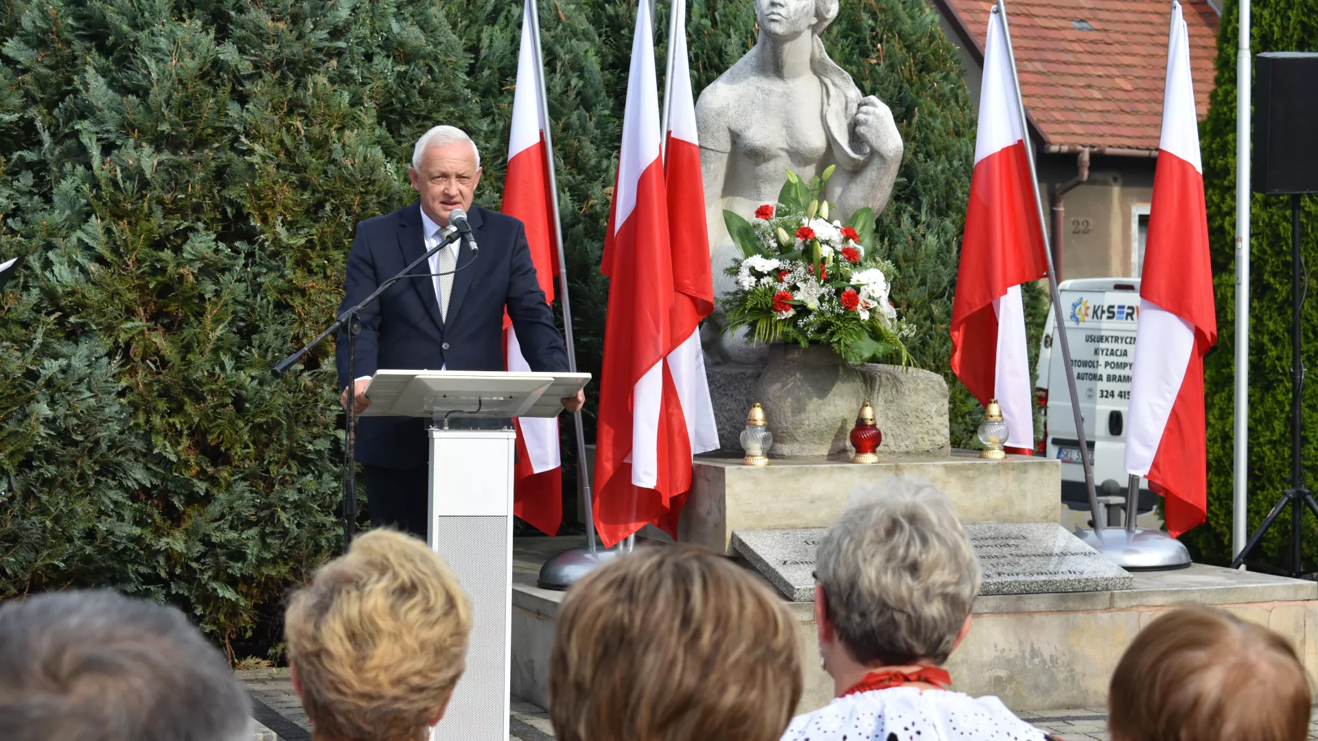 Starosta kłobucki Dariusz Pilśniak przemawia pod pomnikiem ofiar wojny w Parzymiechach.
