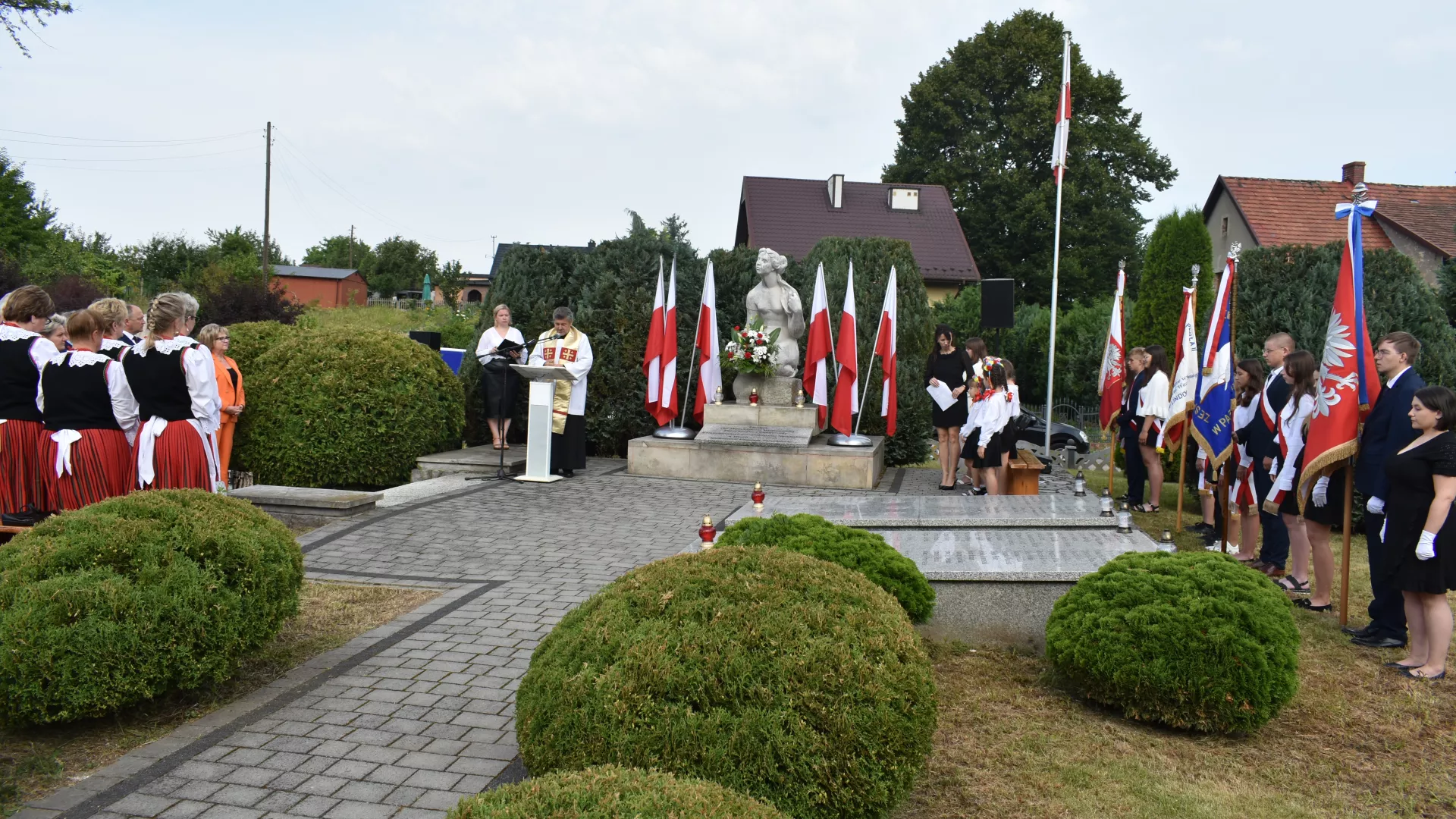 Modlitwę uczestników uroczystości w intencji ofiar wojny prowadzi proboszcz parafii Parzymiechy ksiądz Roman Szkop.