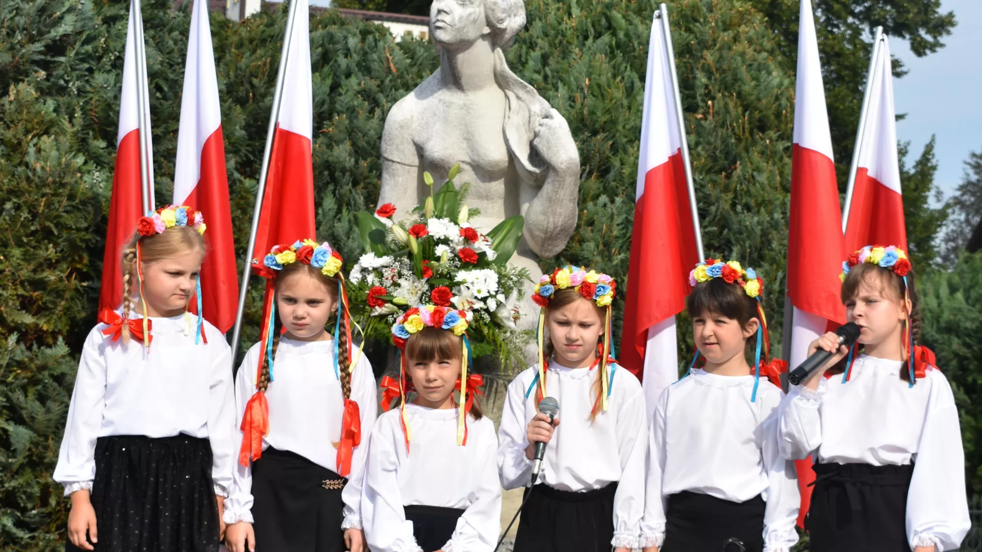 Występ dzieci z Gminnego Ośrodka Kultury pod figurą Matki Polki w Parzymiechach.