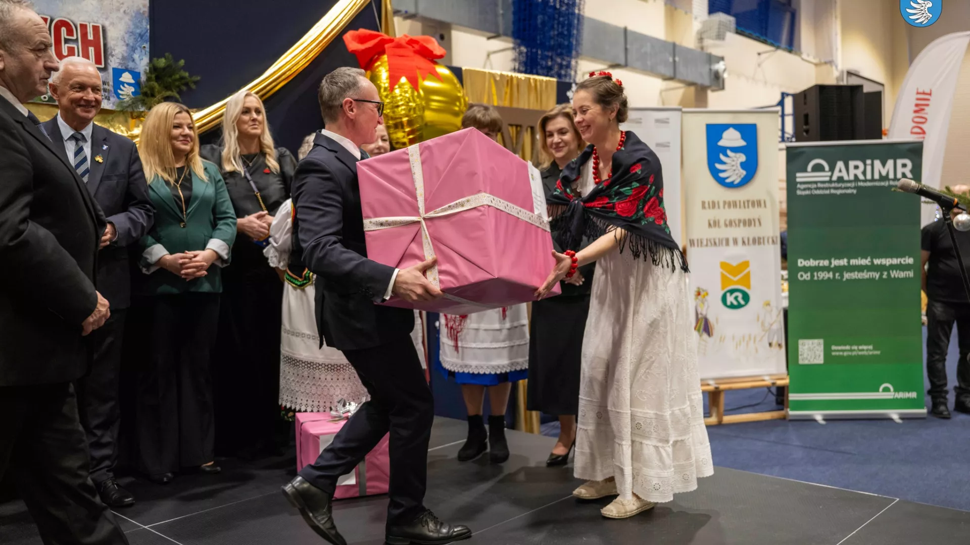 KGW Stanisławów odbiera pierwszą nagrodę w konkursie na tradycyjny stół bożonarodzeniowy.