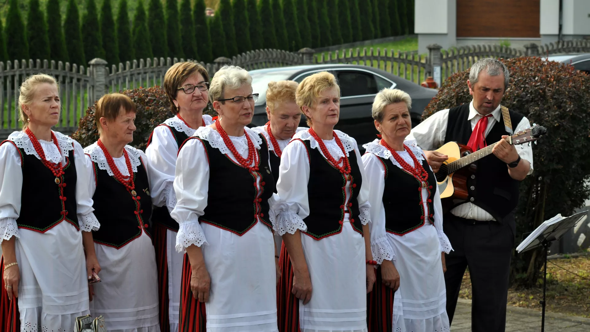 Zespół Czeremcha śpiewa Rotę.
