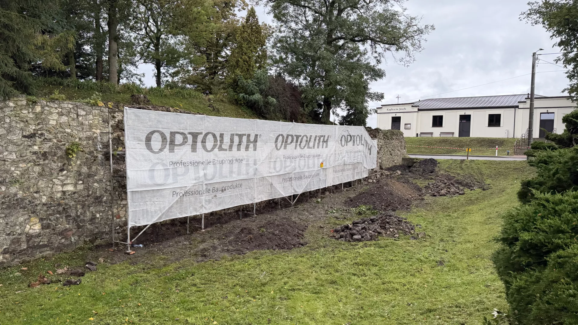 Prace przy wałach zamku w Dankowie