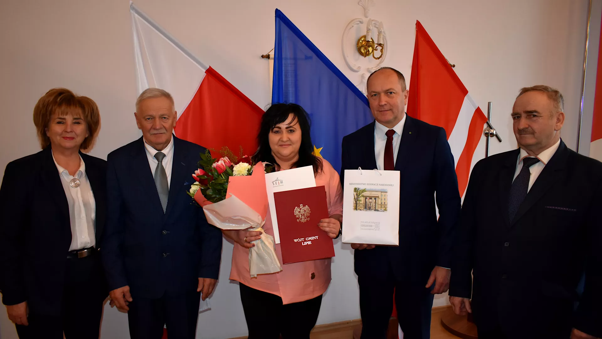 Wiceminister Henryk Kiepura, wójt Bożena Wieloch oraz przewodniczący Zbigniew Pilśniak i Zbigniew Bystrzykowski wraz z nagrodzonym pracownikiem urzędu gminy, panią Magdaleną Nicpoń.