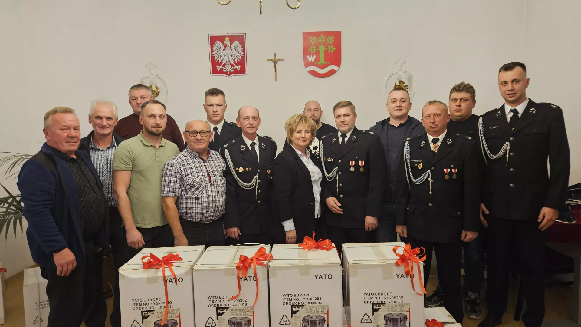 wręczenie upominków przez Wójta i Komendanta Gminnego dla wszystkich jednostek OSP, które wzięły uczestniczyły w Jarmarku nad Liswartą w dniach 31.08.2024 r. i 1.09.2024 r.