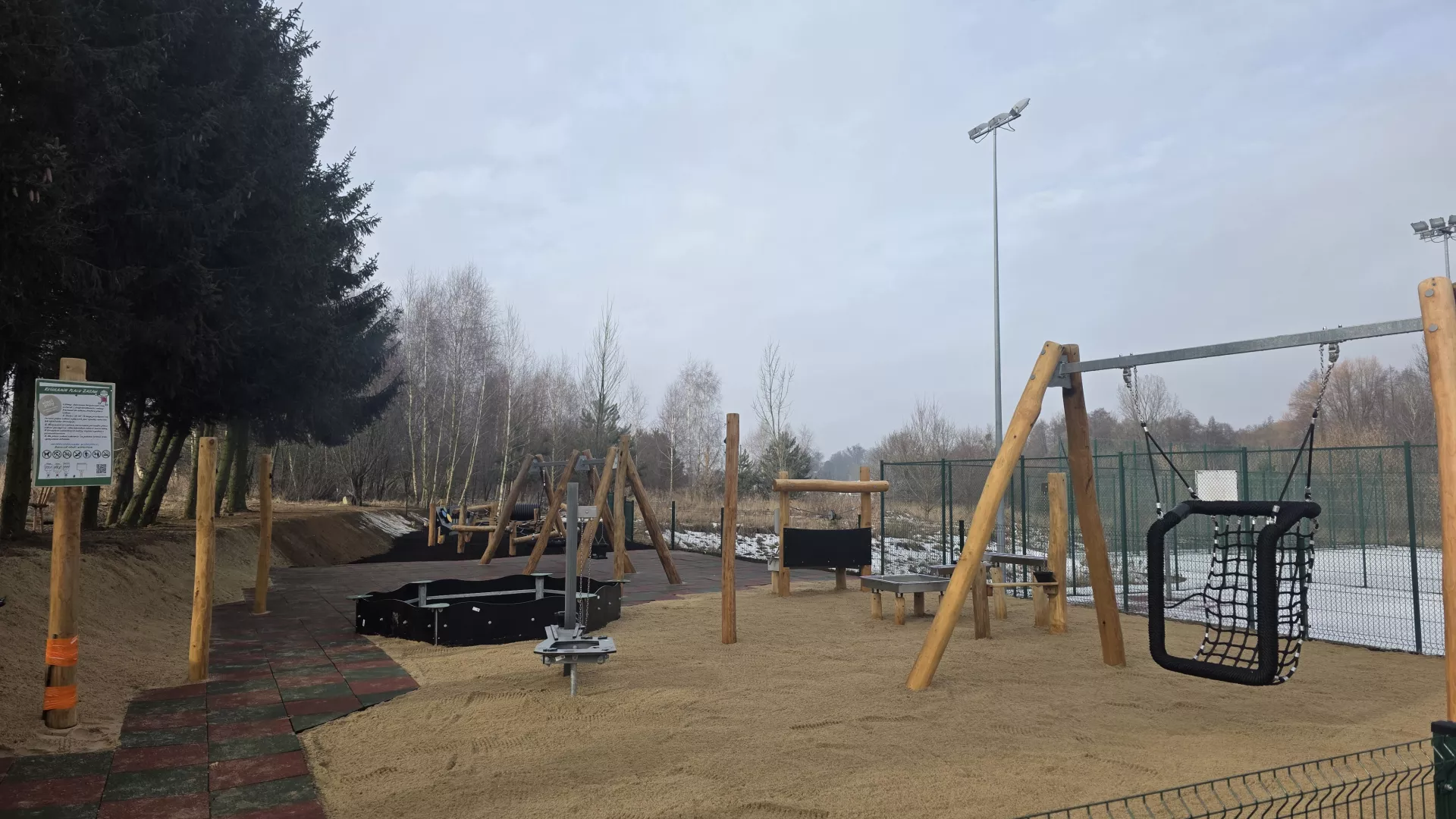 Zdjęcie przedstawia obiekt małej architektury na placu zabaw