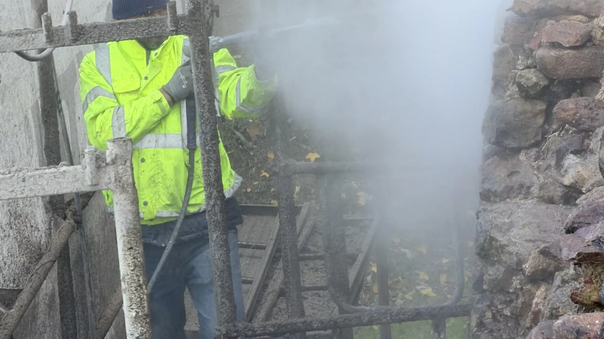 Prace przy wałach zamku w Dankowie