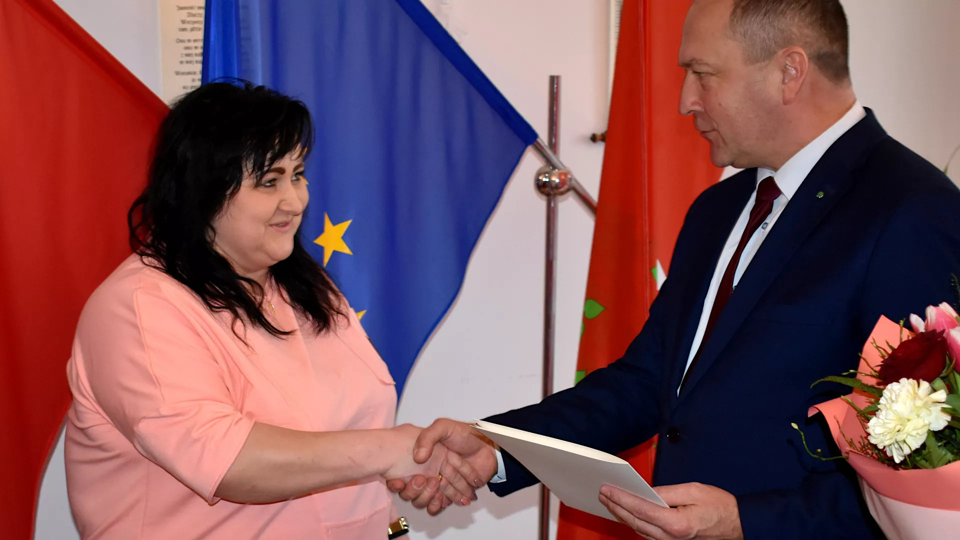 Wiceminister Henryk Kiepura wręcza podziękowanie pani Magdalenie Nicpoń.