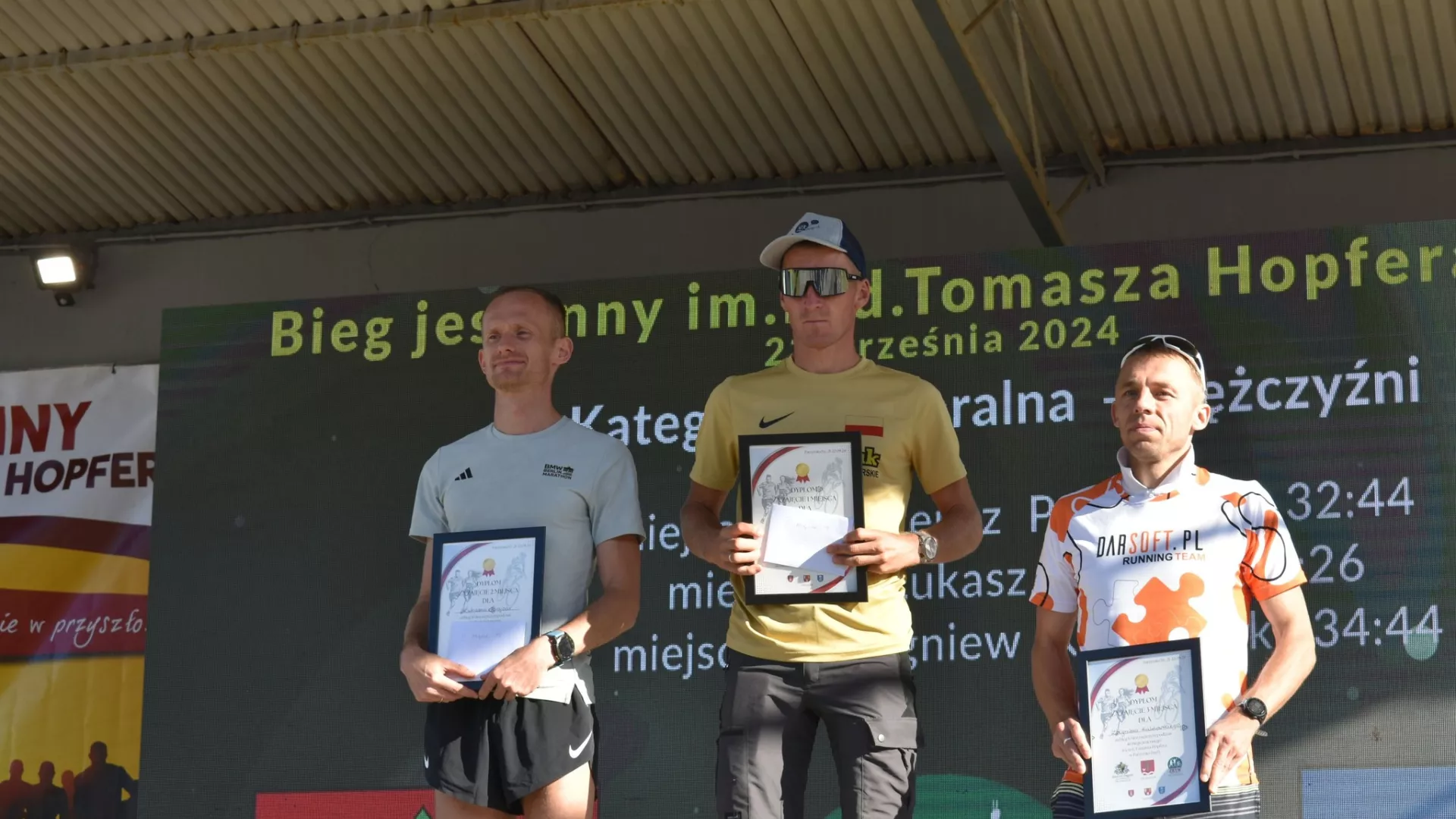 Podium klasyfikacji generalnej mężczyzn 46. Biegu Jesiennego im. red. T. Hopfera.