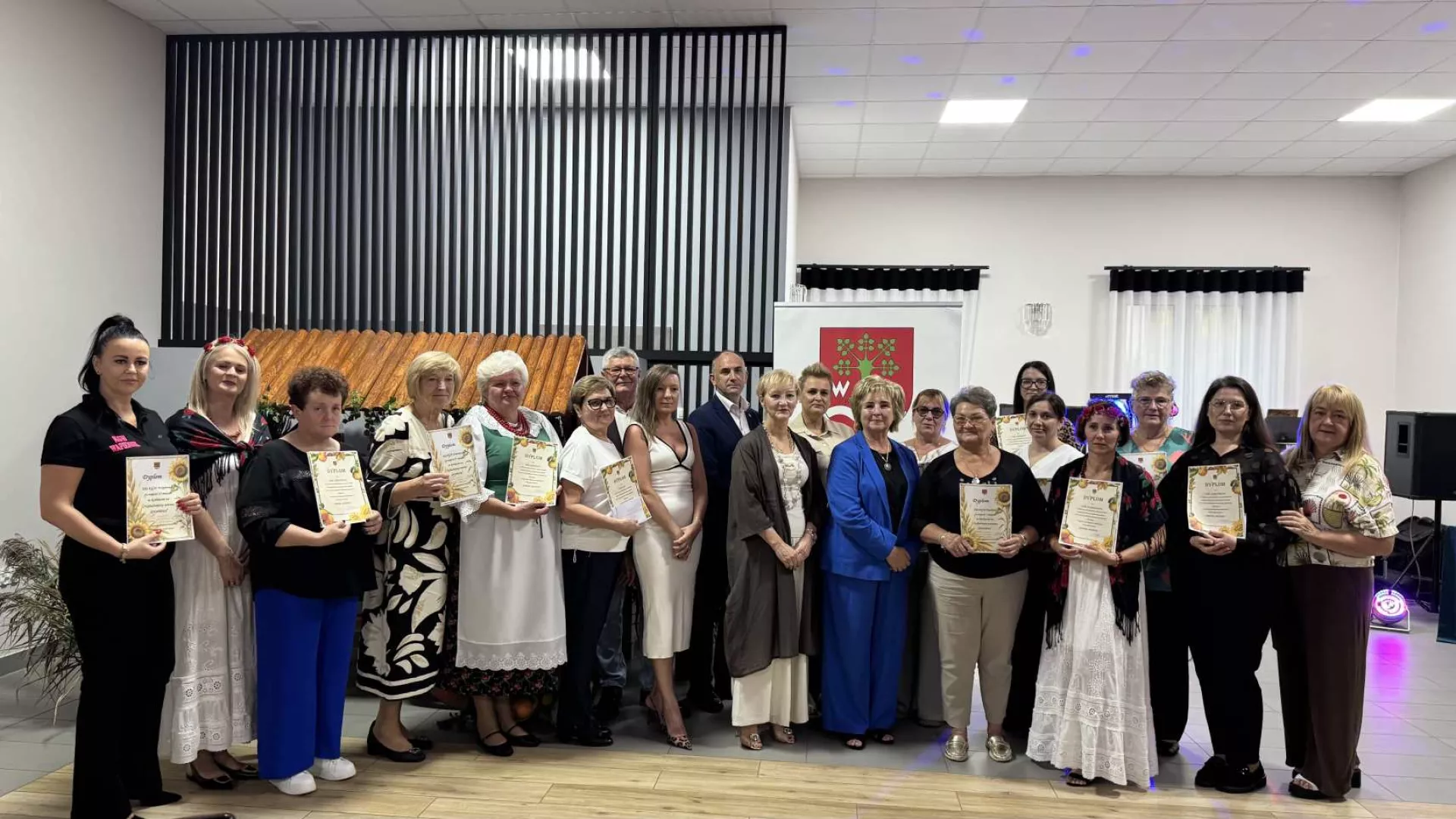 Goście oraz przedstawicielki KGW podczas Smaków jesieni w Stanisławowie z dyplomami 