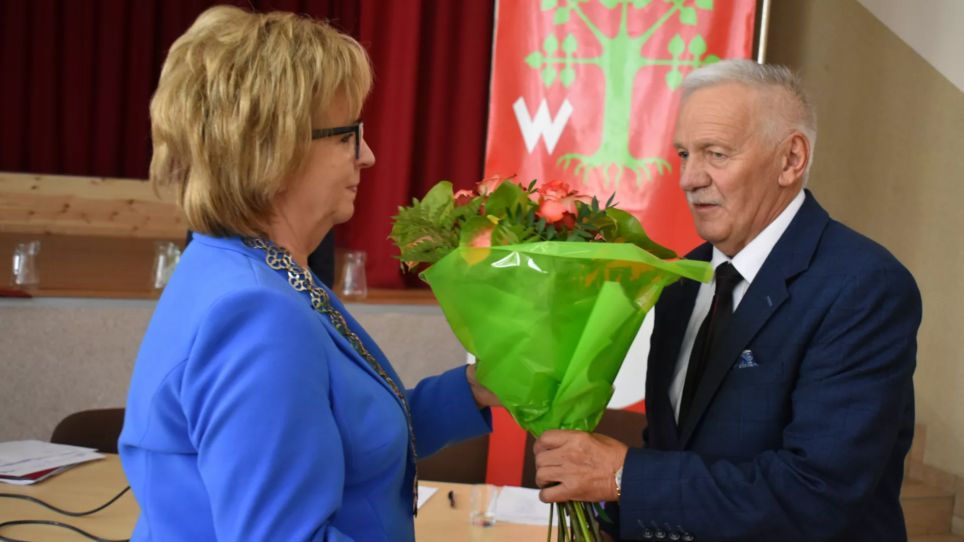 Wójt Bożena Wieloch dziękuje byłemu przewodniczącemu rady Zbigniewowi Bystrzykowskiemu.