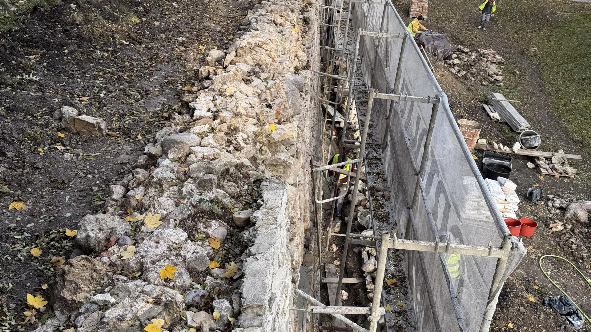 Prace przy wałach zamku w Dankowie