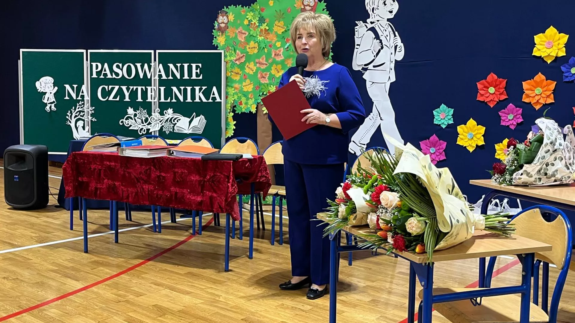 Scenka z przedstawienia uczniowskiego podczas Dnia Edukacji Narodowej w Parzymiechach.