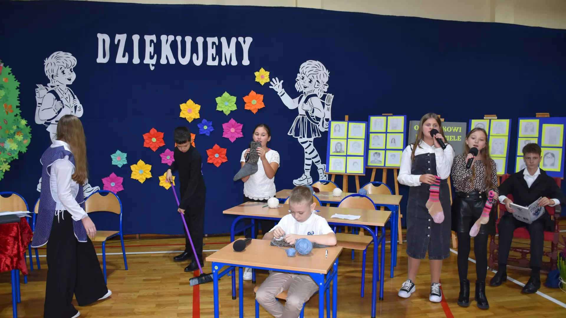 Uczniowie pierwszej klasy pasowani na czytelników szkolne biblioteki, ubrani w kamizelki odblaskowe.