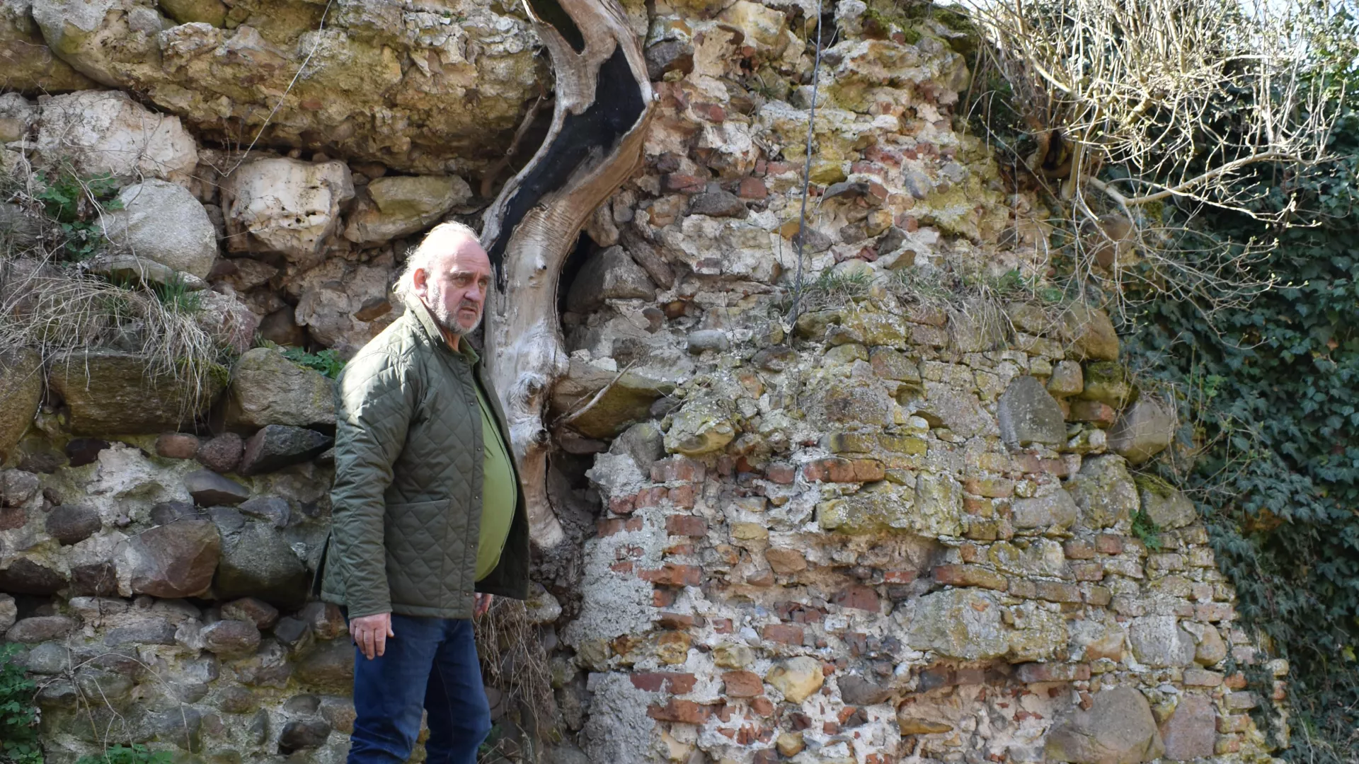 miejsce gdzie średniowieczny mur łączy się z tym zbudowanym przez Warszyckiego