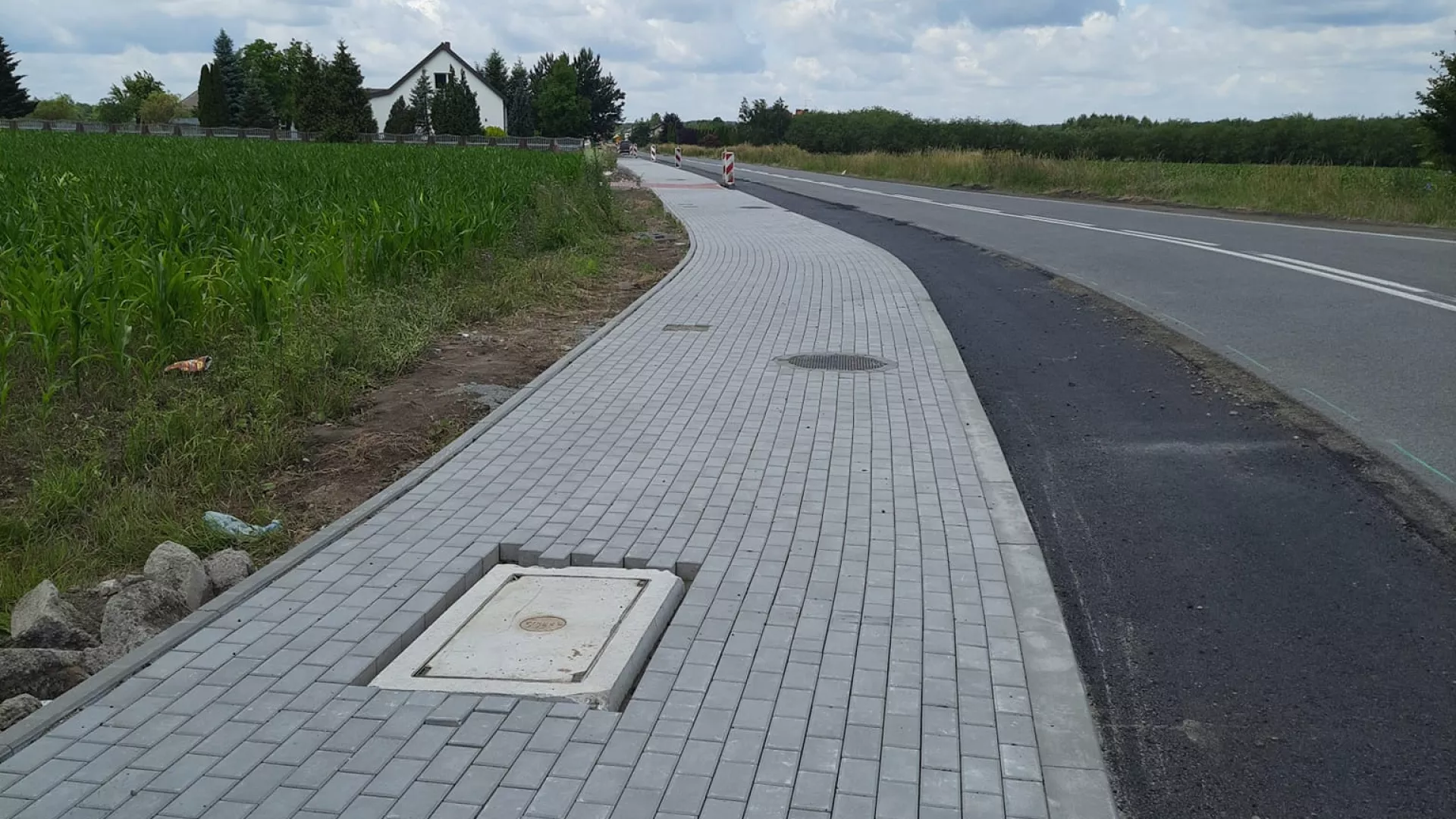 Wykonany fragment chodnika na łuku drogi krajowej nr 42 w Parzymiechach.