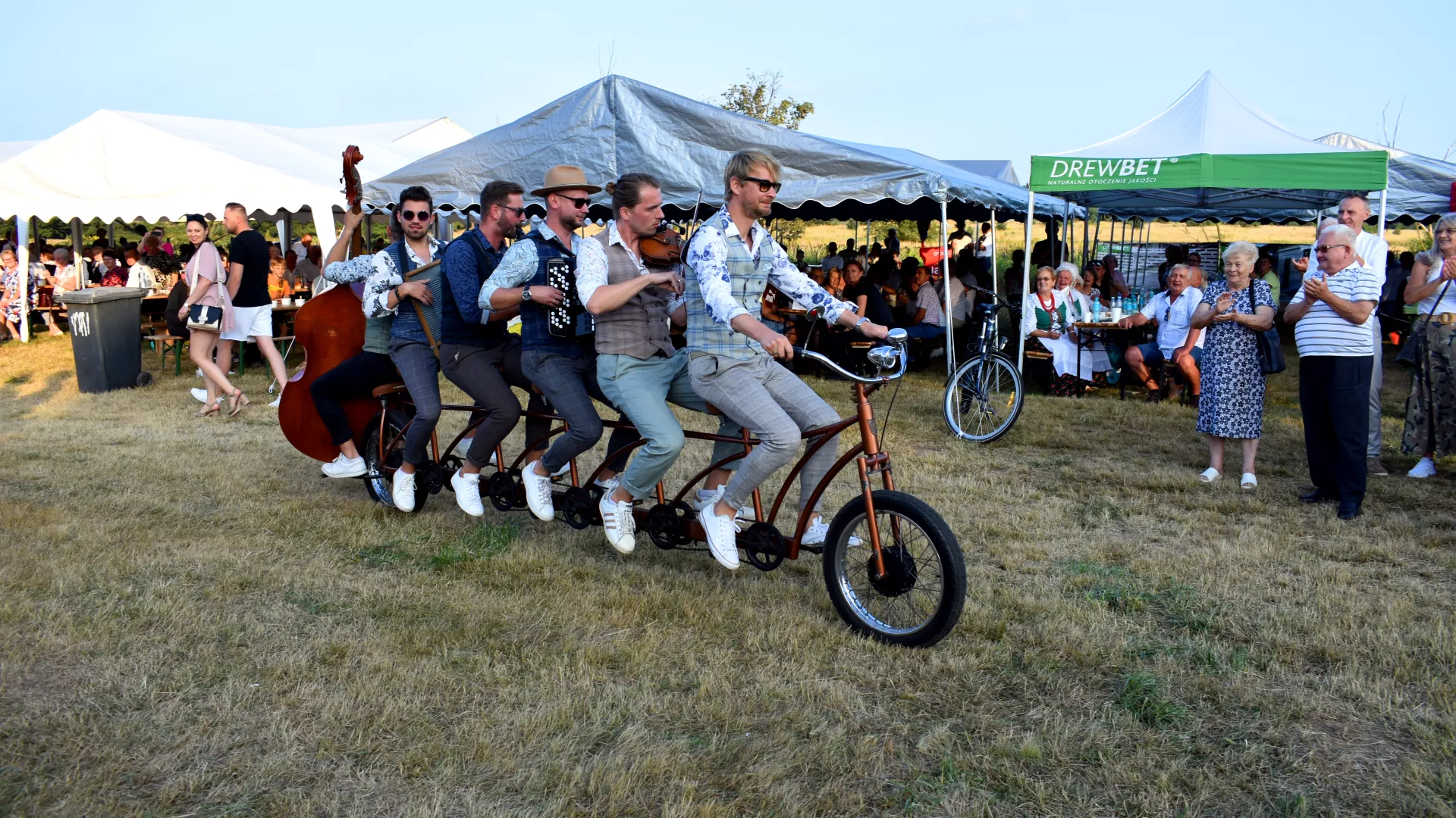 Big Bike Orchestra wśród publiczności.