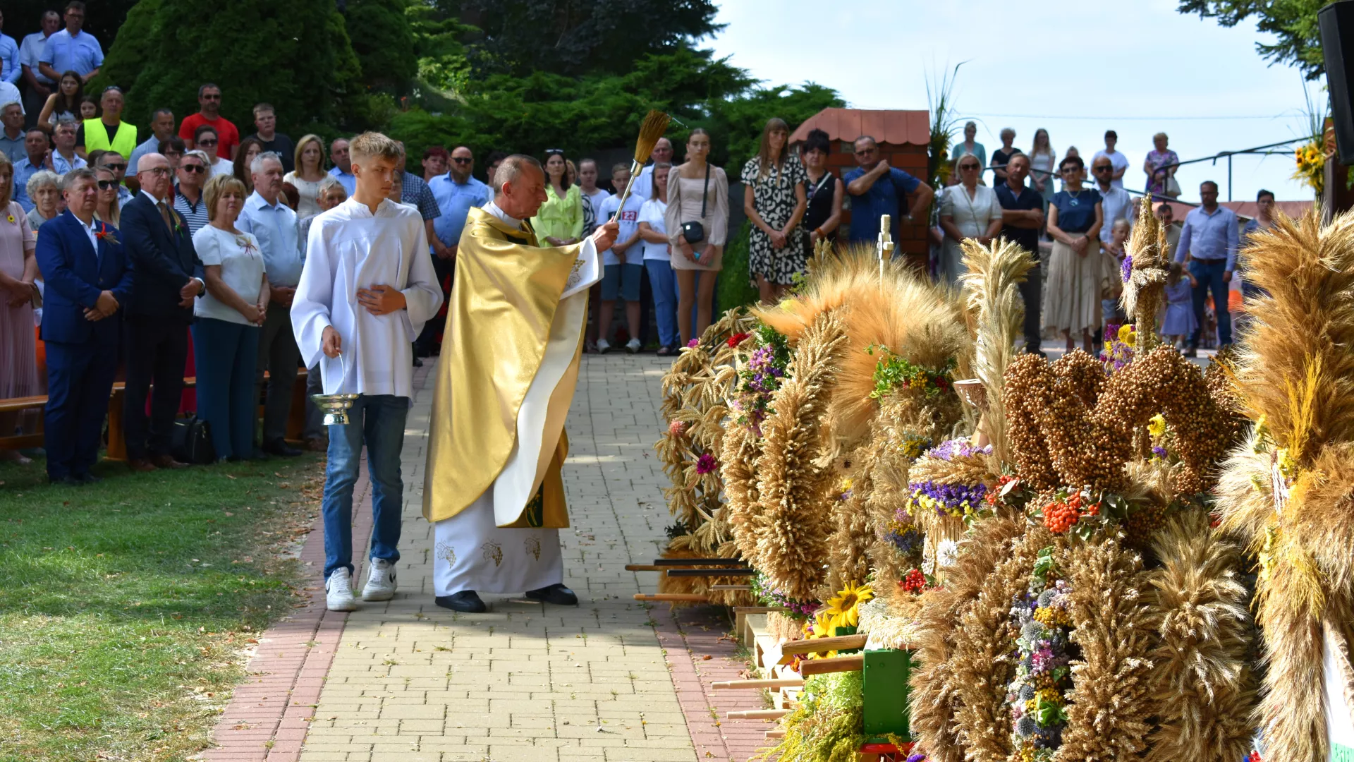 Ks. Henryk Dusza święci wieńce.