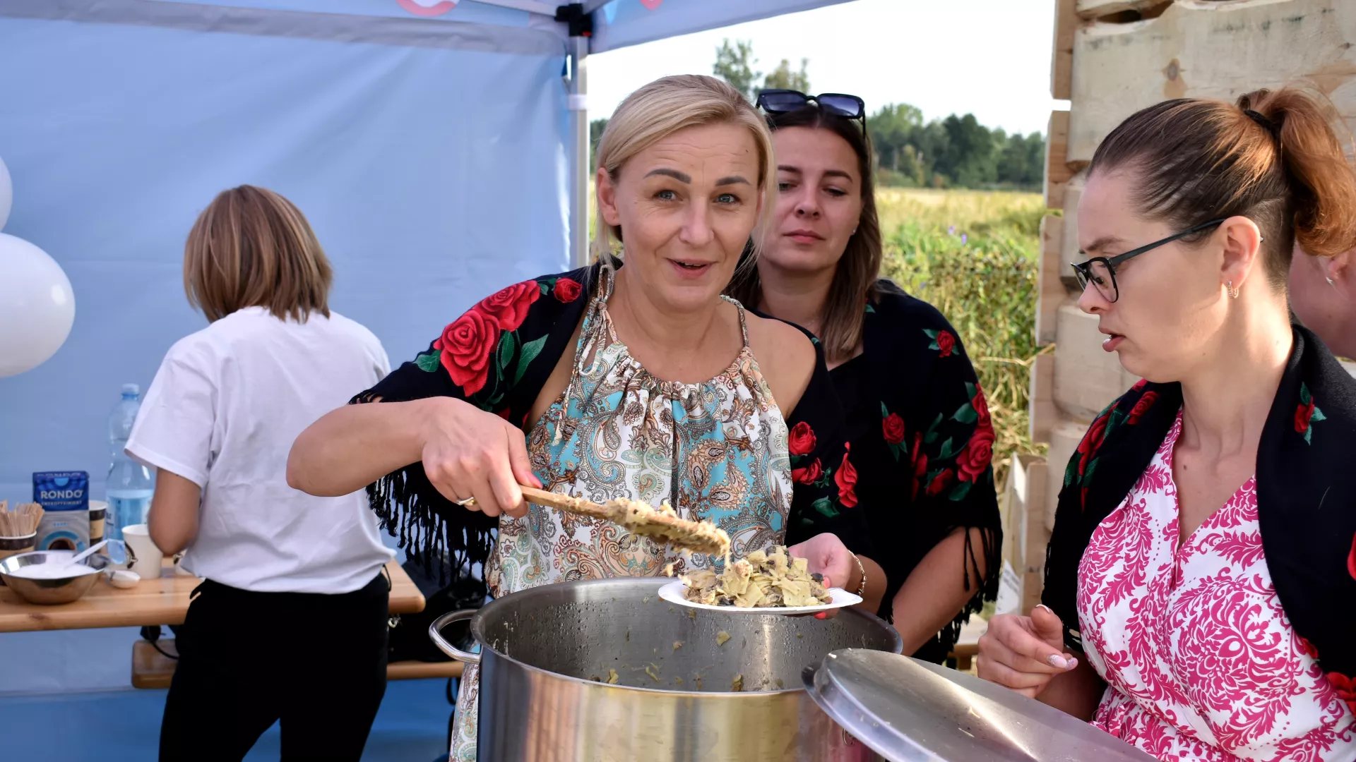 Pyszności ze stoisk kół gospodyń.