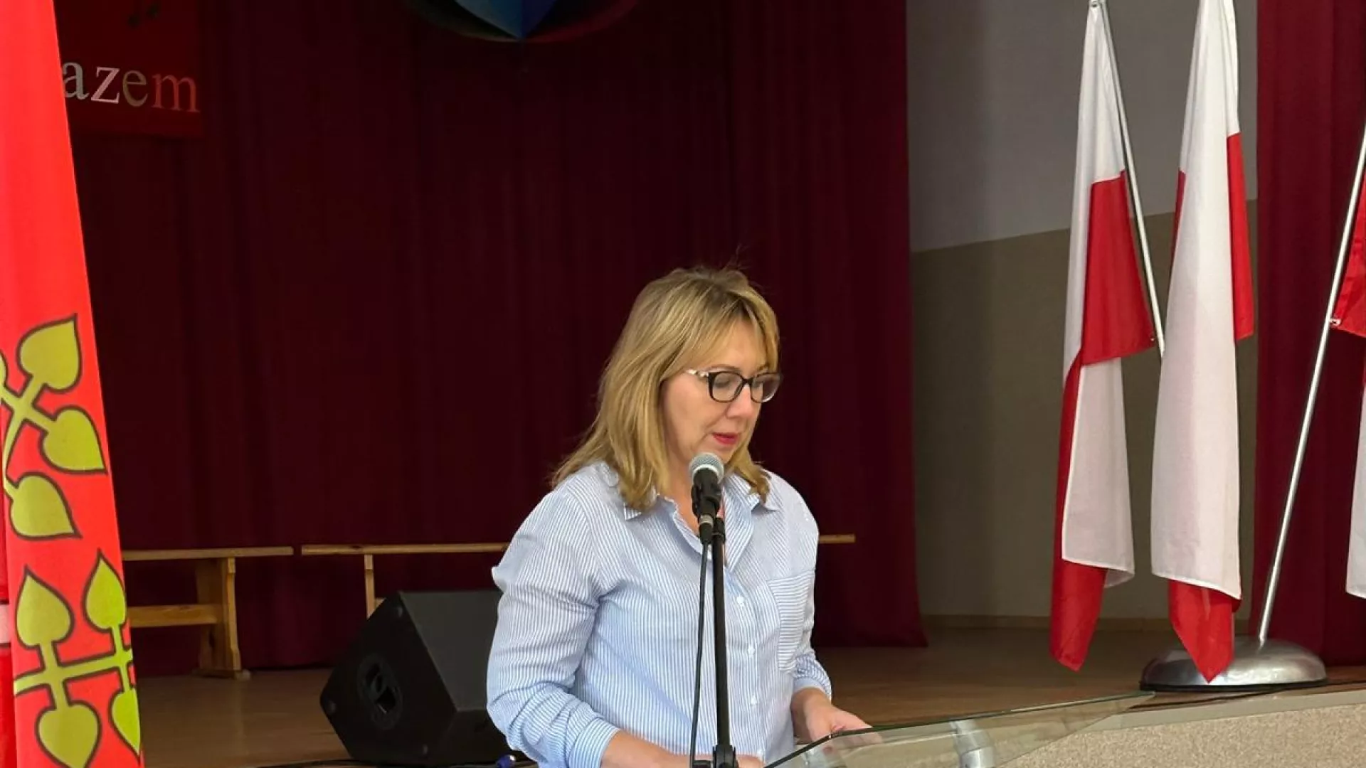 Wystąpienie Olgi Michalak, dyrektor Zespołu Szkolno-Przedszkolnego w Lipiu, podczas konferencji "Stop przemocy i krzywdzeniu dzieci".