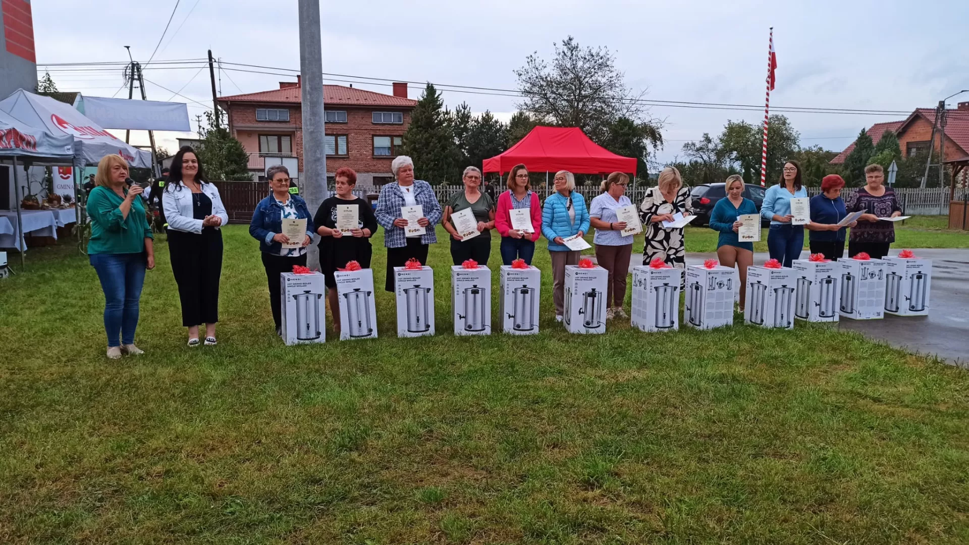 Przedstawicielki kół gospodyń wiejskich z gminy Lipie z odebranymi nagrodami.