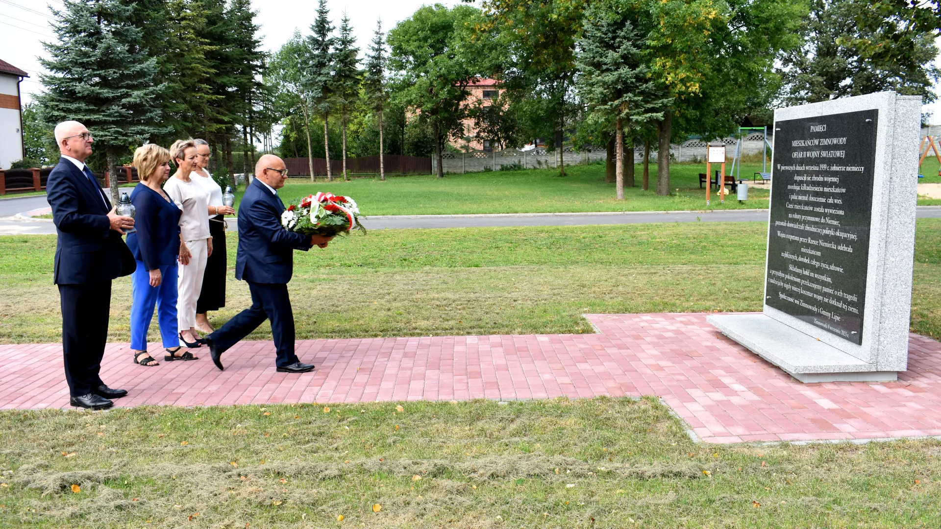 Złożenie kwiatów pod pomnikiem mieszkańców Zimnowody zamordowanych przez wojska niemieckie.