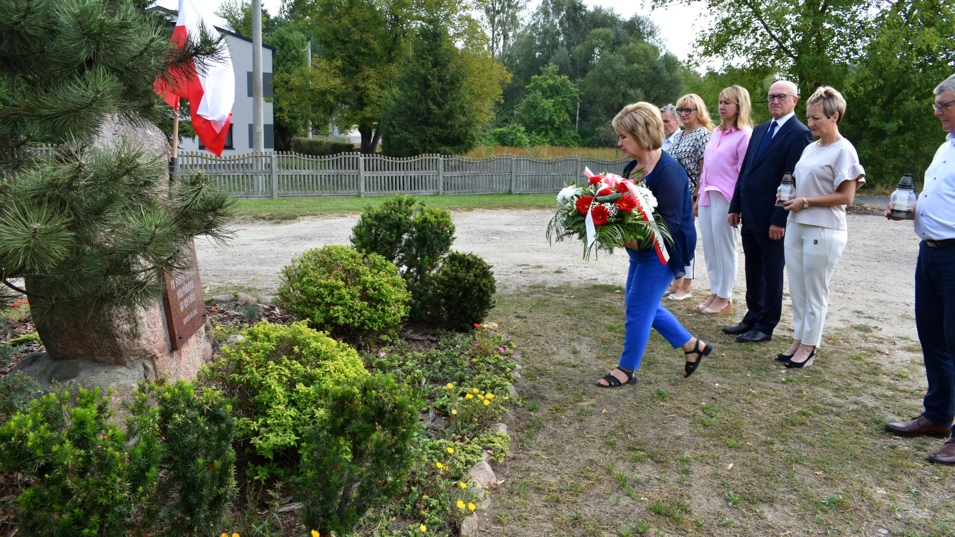 Wójt Gminy Lipie w asyście delegacji samorządu i szkoły w Lipiu składa kwiaty pod obeliskiem upamiętniającym ułanów uczestniczących w walce w rejonie Dankowa.