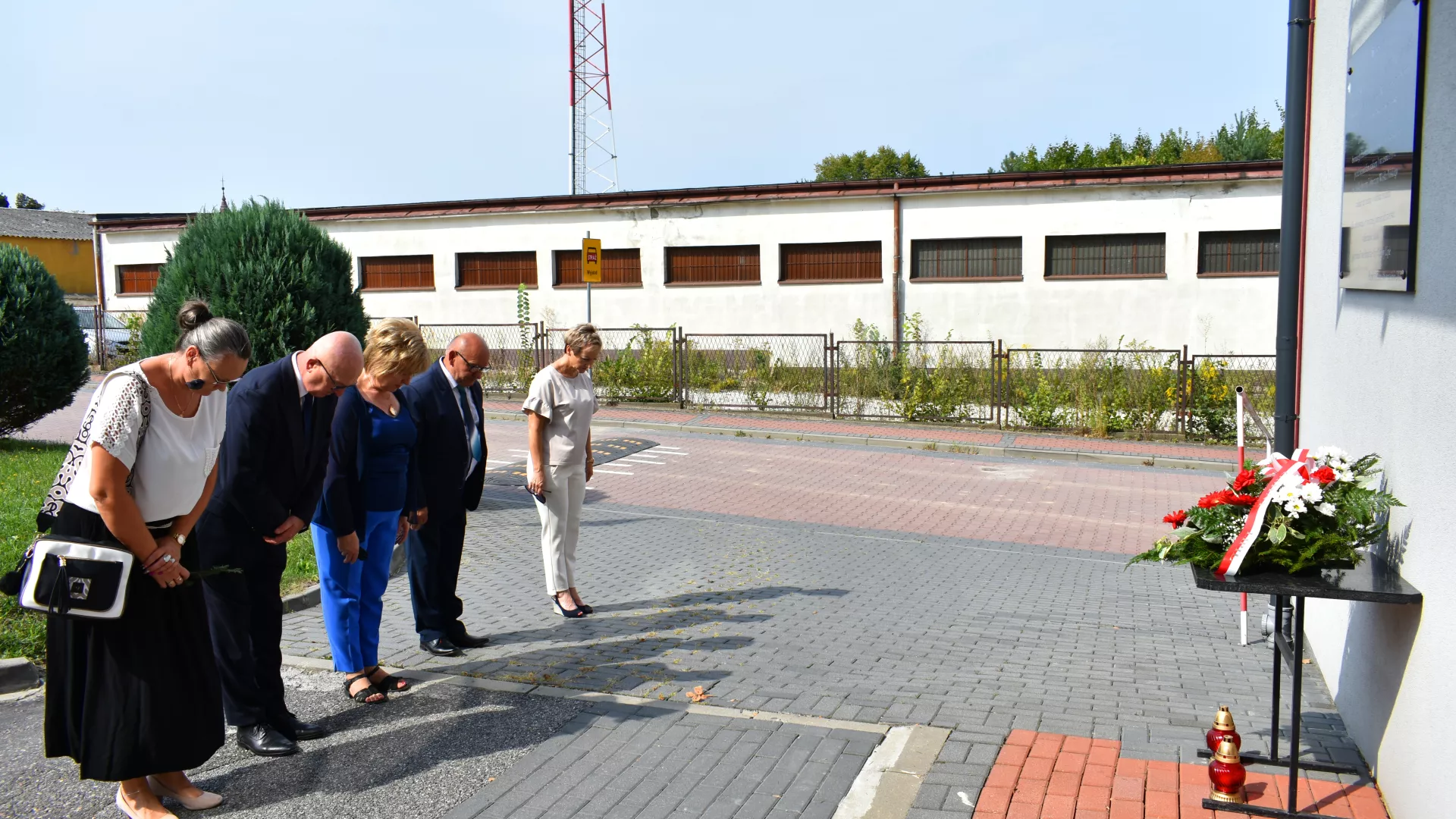 Oddanie hołdu płk. Adamowi Nadachowskiemu pod tablicą pamiątkową w Parzymiechach.