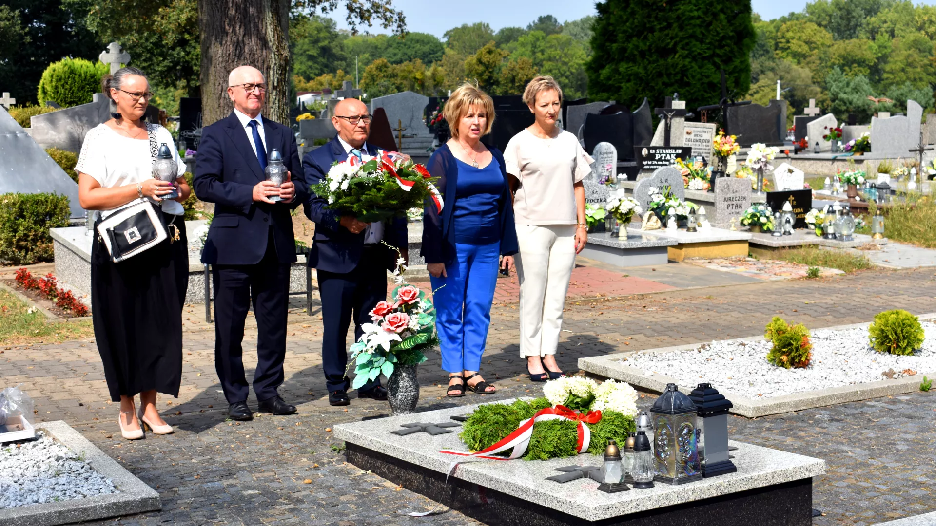 Wójt Gminy Lipie odczytuje napis na mogile zbiorowej żołnierzy 83. Pułku Strzelców Poleskich w Parzymiechach.