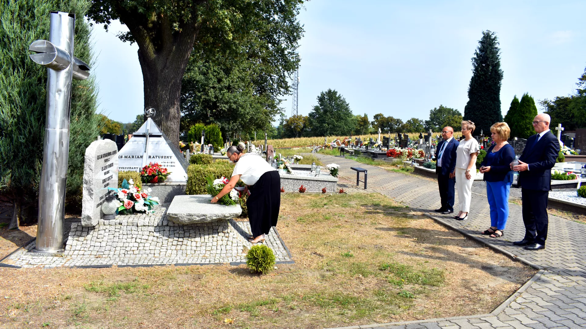 Złożenie kwiatów na grobie ks. Bonawentury Metlera – jednej z ofiar niemieckiej zbrodni wojennej.