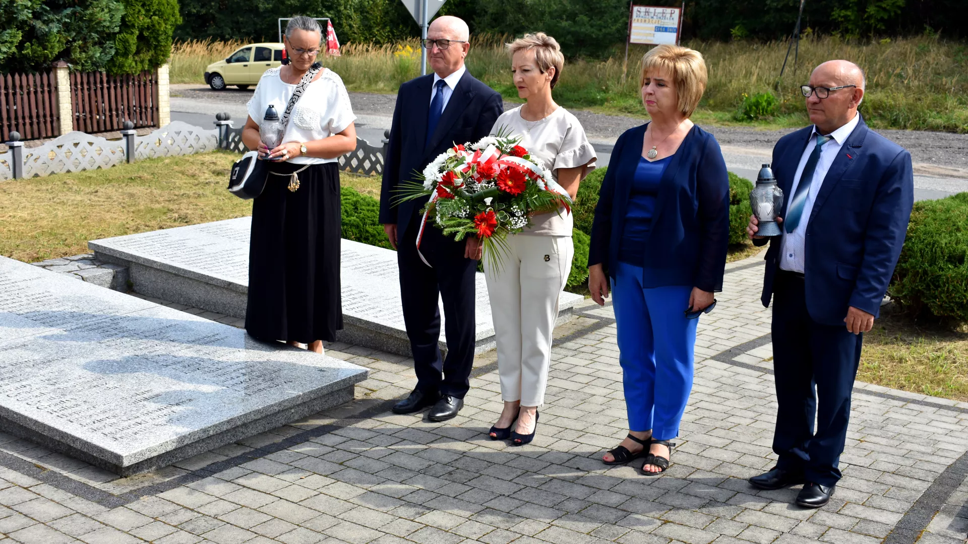 Delegacja samorządu gminy Lipie czci pamięć ofiar wojny przy pomniku w Parzymiechach.