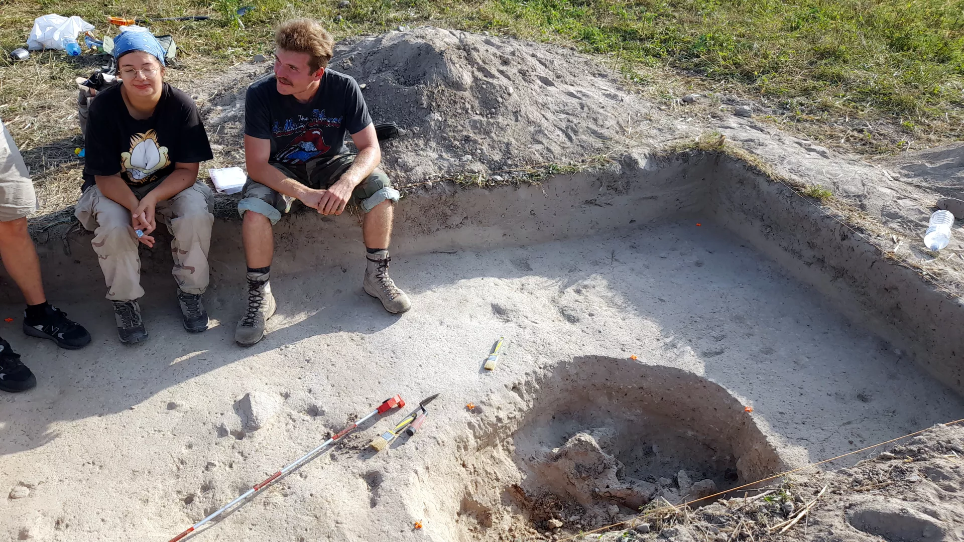 Studenci w wykopie archeologicznym. Trudzą się jako wolontariusze, inspirowani własną pasją badania przeszłości i szacunkiem dla bohaterów Września.