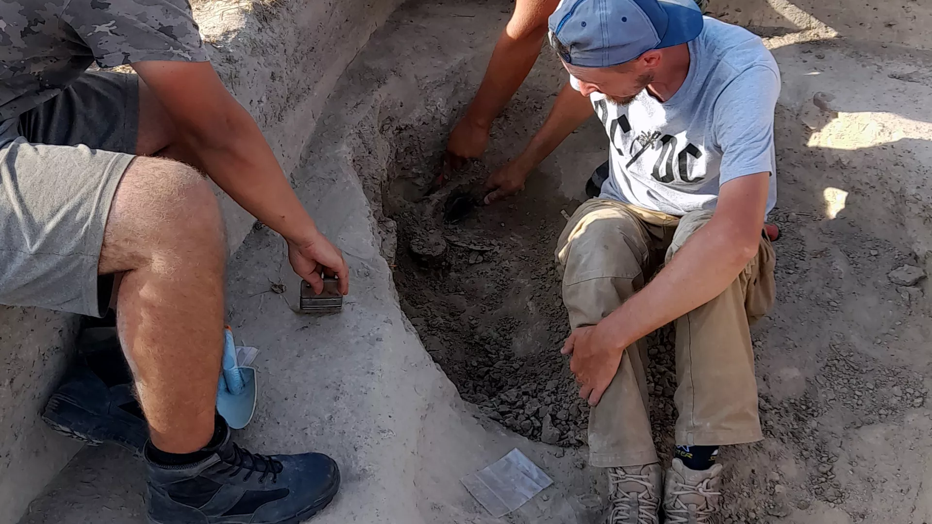 Ostrożna praca archeologów w wykopie. Każdy przedmiot jest wydobywany zgodnie z zasadami, jakimi kieruje się archeologia