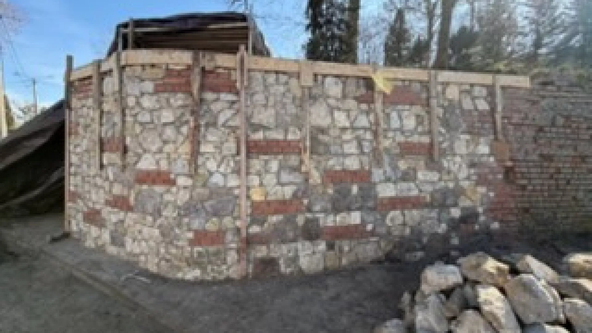 poddane rekonstrukcji i konserwacji mury zamku w Dankowie