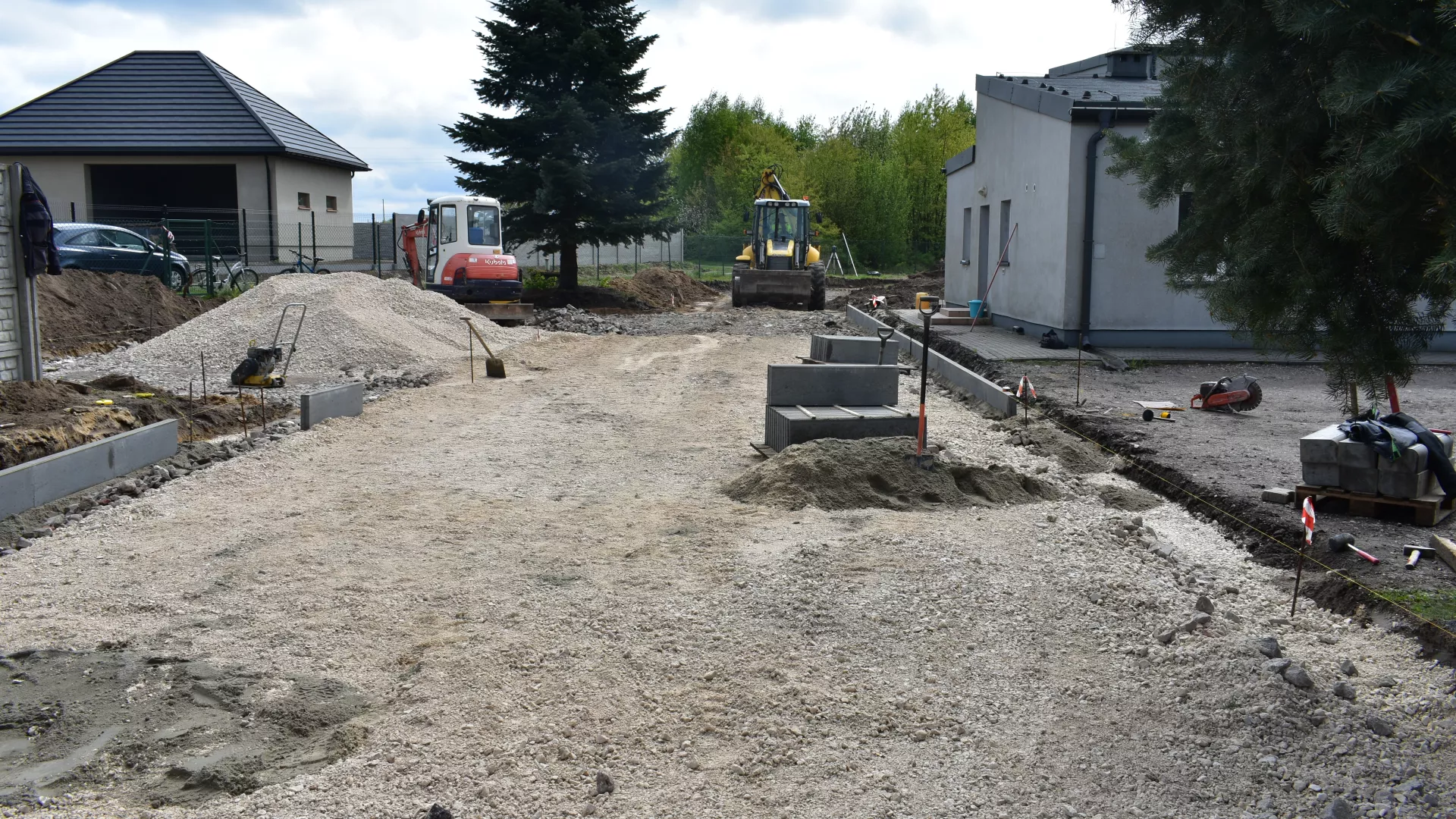 Wykonywanie podbudowy drogi na terenie ZSP w Lindowie.
