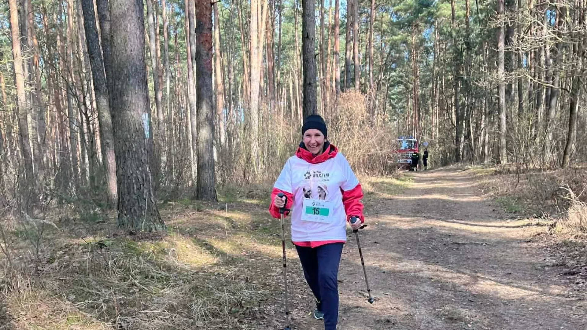 Uczestnicy marszu nordic walking na trasie podczas wydarzenia