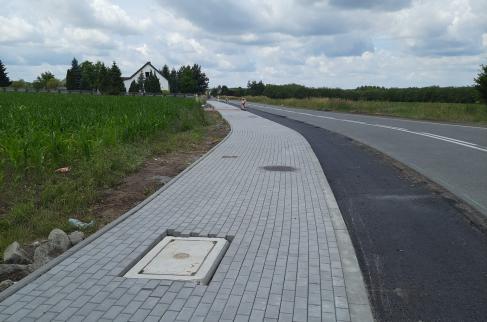 Wykonany fragment chodnika na łuku drogi krajowej nr 42 w Parzymiechach.