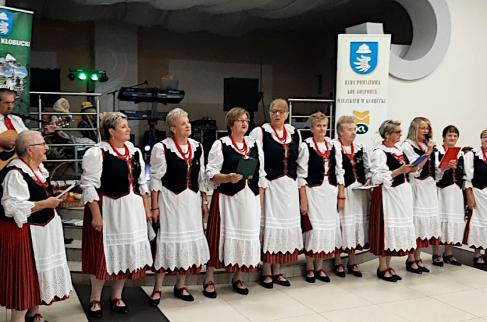 Występ zespołu Czeremcha w sali remizy OSP w Parzymiechach z okazji Powiatowego Dnia Ziemniaka.