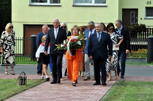 Delegacja władz gminy i powiatu składa kwiaty pod pomnikiem ofiar wojny w Zimnowodzie.