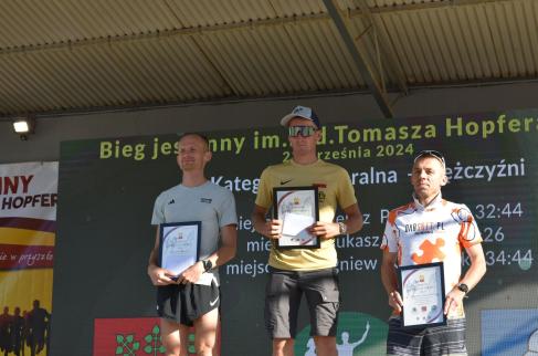 Podium klasyfikacji generalnej mężczyzn 46. Biegu Jesiennego im. red. T. Hopfera.