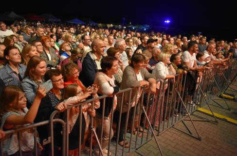 Licznie zgromadzona publiczność podczas koncertu gwiazdy Jarmarku nad Liswartą – Patrycji Markowskiej