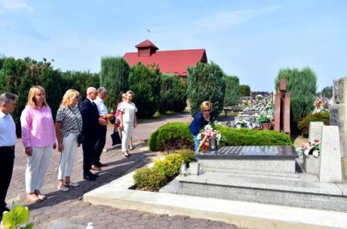 Złożenie kwiatów na cmentarzu w Dankowie na mogile żołnierzy, którzy polegli w walkach w Lipiu i okolicy.