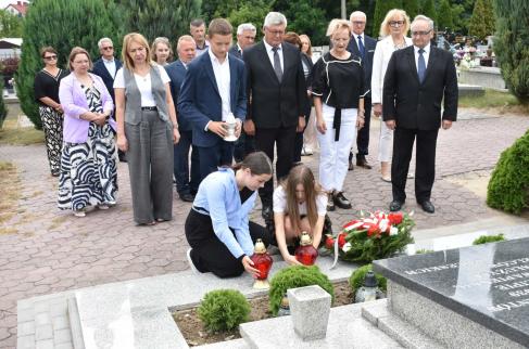 Zapalenie zniczy na grobie wojennym w Dankowie.