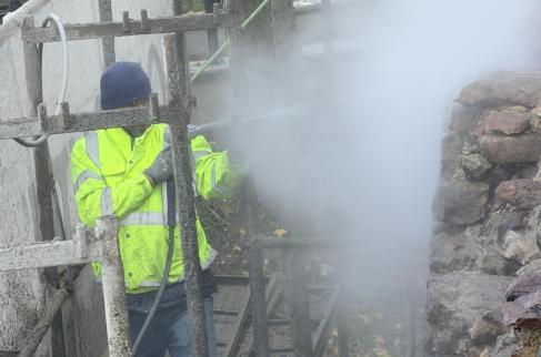 Prace przy wałach zamku w Dankowie