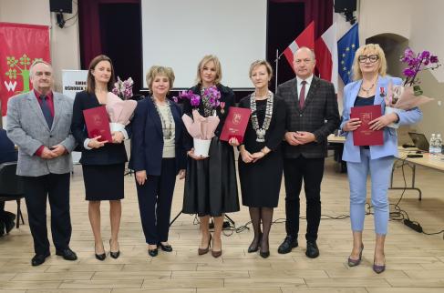 Osoby wyróżnione wraz z wręczającymi wyróżnienia.